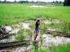 Ingrid de Wet - learning how to 'drive' a mokoro in the Okavango Delta